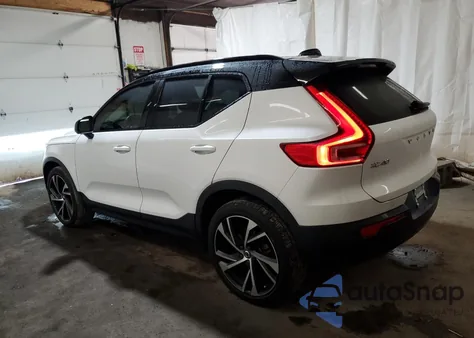 2021 Volvo Xc40 T5 R-Design z USA, uszkodzony, nr VIN YV4162UM2M2545264